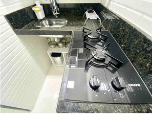 Kühlschrank, Mikrowelle, Wasserkocher mit Kaffee-/Teezubehör