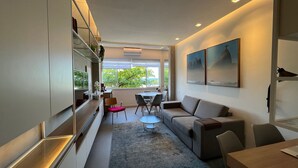 TV - Modern Studio with Ocean View (Rio de Janeiro)