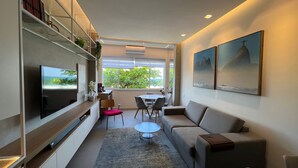 TV - Modern Studio with Ocean View (Rio de Janeiro)