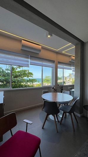 Dining - Modern Studio with Ocean View (Rio de Janeiro)