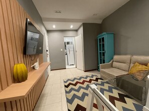 TV - Cozy 3-Minute Walk to the Beach: Perfect for You (Rio de Janeiro)