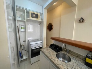 Fridge, microwave, oven, coffee/tea maker