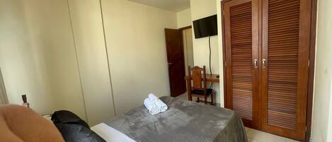 1 slaapkamer, een strijkplank/strijkijzer, internet, beddengoed