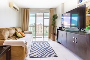 TV - Comfortable 2BDR Apartment with Balcony and Sea View (Rio de Janeiro)