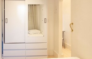 1 slaapkamer, een strijkplank/strijkijzer, internet