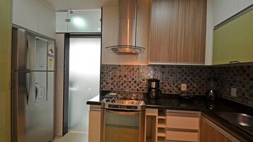 Geladeira, micro-ondas, mesas de jantar