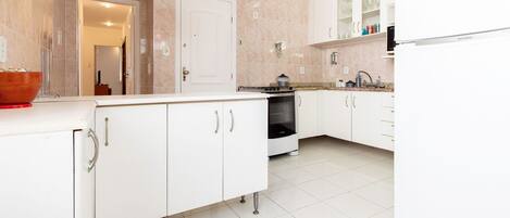 Een koelkast, een microgolfoven, een oven