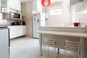 Kjøleskap, mikrobølgeovn, ovn og kaffetrakter/tekoker