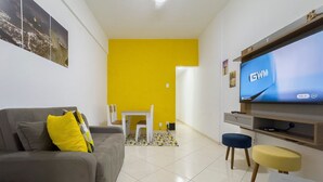 TV - Perfect Location: 1BR, 3min to the Shore (Rio de Janeiro)