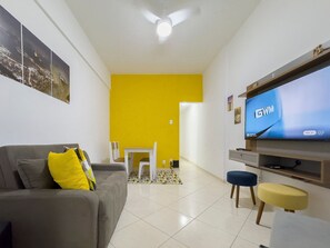 TV - Perfect Location: 1BR, 3min to the Shore (Rio de Janeiro)