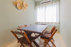 Dining - 3BR Comfort: 100m from Copacabana-Ipanema Beach (Rio de Janeiro)