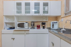 Réfrigérateur, micro-ondes, four, cafetière/bouilloire