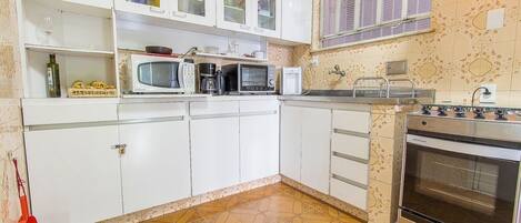 Fridge, microwave, oven, coffee/tea maker