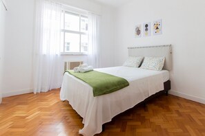 4 bedrooms, iron/ironing board, internet, bed sheets