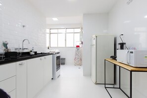 Kjøleskap, mikrobølgeovn, ovn og kaffetrakter/tekoker