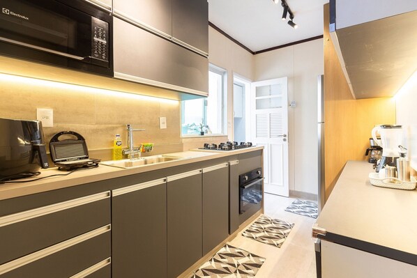 Fridge, microwave, oven, coffee/tea maker - By the Beach between Copacabana and Ipanema (Rio de Janeiro)