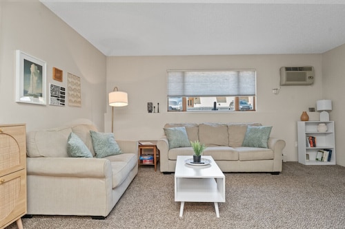 Chic Central Nook in Great Falls