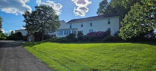 Five W Ranch -Sugar Hill Farm location- Private, Five Minutes From Downtown!

