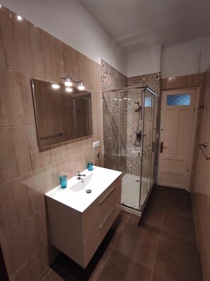 Dusche, Haartrockner, Handtücher, Seife