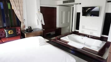 Deluxe Penthouse | 2 bedrooms, minibar, free WiFi, bed sheets