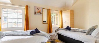 Spacious 3-bedroom house. Sleeps 6-8 people with WiFi, Netflix etc 