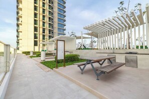 Outdoor dining - Goldbest - 2bdr Marina view (Dubai)