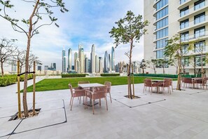 Outdoor dining - Goldbest - Emaar Beachfront 2bdr (Dubai)