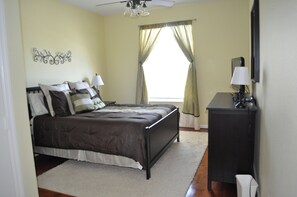 3 室のベッドルーム、旅行用ベビーベッド、WiFi、ベッドシーツ