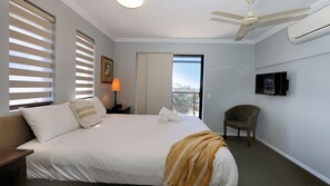 3 bedrooms, WiFi, bed sheets - Oceanfront Getaway: Your Perfect Beach side Retreat (Bargara)