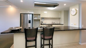 Microwave, oven, stovetop - Oceanfront Getaway: Your Perfect Beach side Retreat (Bargara)