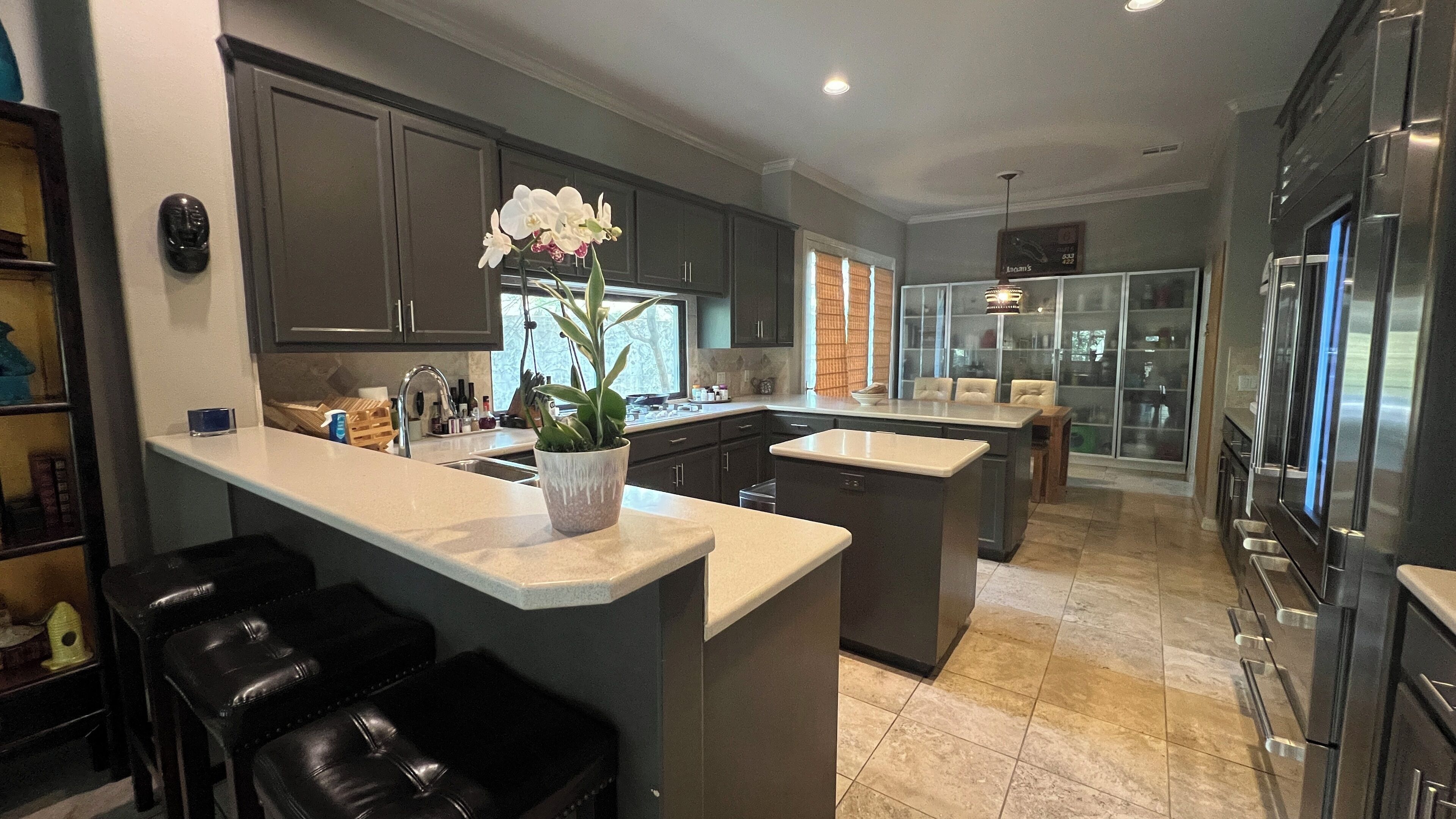 Een microgolfoven, een oven, een kookplaat, een vaatwasser