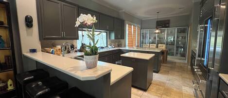 Een microgolfoven, een oven, een kookplaat, een vaatwasser