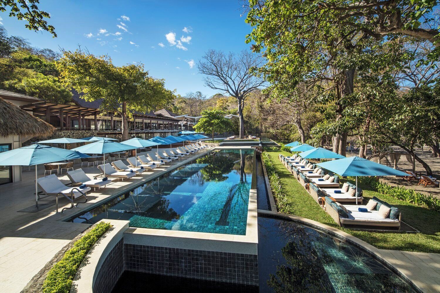 Una piscina al aire libre, una piscina climatizada