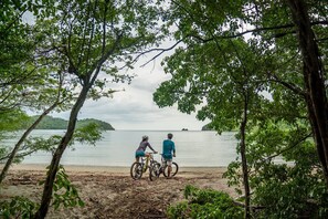 In Strandnähe, Liegestühle, Strandtücher