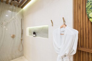 Haartrockner, Handtücher, Seife, Shampoo