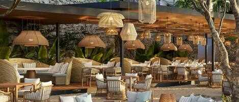 屋外ダイニングエリア