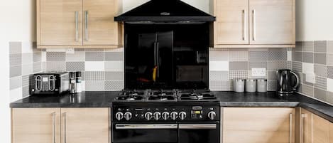 Jääkaappi, mikroaaltouuni, uuni, astianpesukone