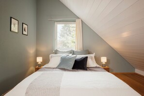 2 bedrooms, desk, iron/ironing board, travel crib