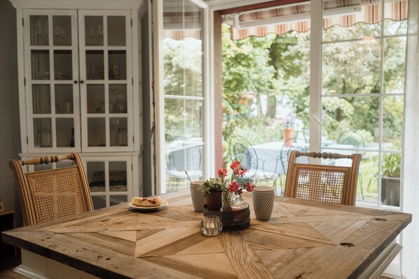 Dining - Charming Cottage with Garden and Fireplace (Stein am Rhein)