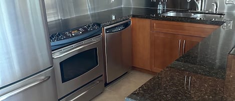 冰箱、微波炉、烤箱、炉灶