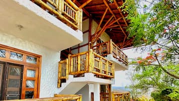 Quarto casal básico, sacada, vista para a praia | Escrivaninha, Wi-Fi de cortesia