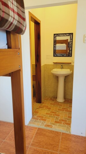 Basic szoba, erkély, kilátással a tengerpartra | Fürdőszoba | Zuhanyzó, törölközők, szappan és sampon