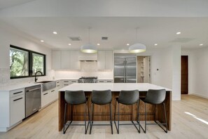 Private kitchen - Luxury mid-century modern-inspired home (Austin)