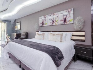 Deluxe Suite | Desk, laptop workspace, soundproofing, iron/ironing board - William Nicol Apartments by Monte La Vue (Sandton)