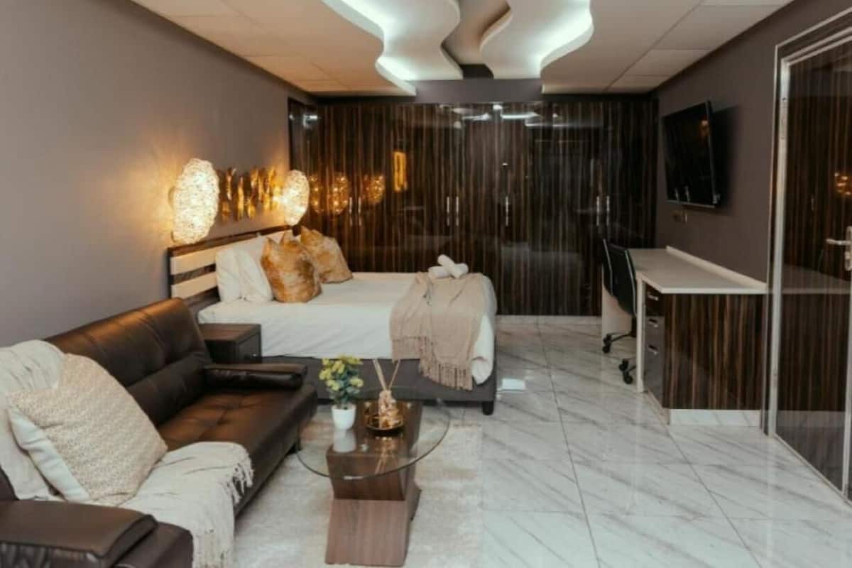 1 habitación, escritorio y espacio para trabajar con laptop
