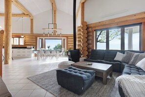 Een smart-tv, een open haard, videogames en een tafeltennistafel