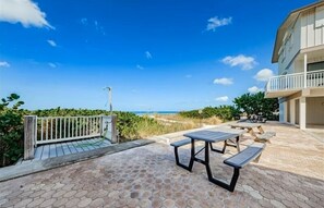 Outdoor dining - Gulfside Villas Unit 11... Steps to the Beach, Heated Pool Beautiful Townhome (Indian Rocks Beach)