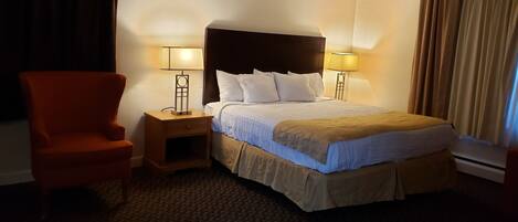 Grand Room | Desk, laptop workspace, free WiFi, bed sheets