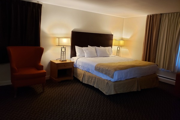 Grand Room | Desk, laptop workspace, WiFi (free), bed sheets