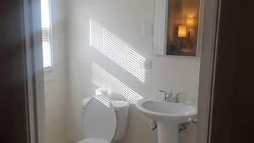 Grand Studio Suite | Bathroom | Shower, rainfall showerhead, towels, soap